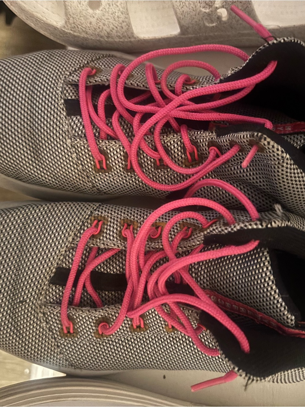 Nike Gray Woven Sneakers with Bright Pink Laces Sz 9